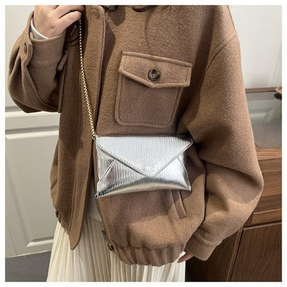 Textured Metallic Envelope Side Bag Clutch in Silver