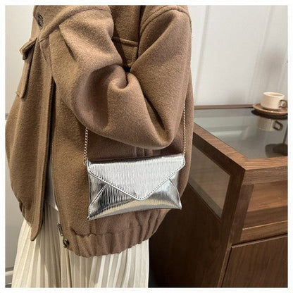 Textured Metallic Envelope Side Bag Clutch in Silver