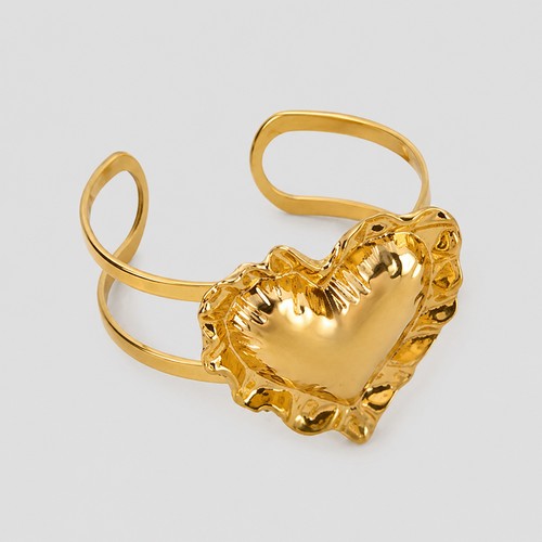 B3067 Vintage Heart Medallion Cuff Bracelet in Gold
