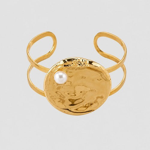 B3067 Vintage Medallion Cuff Bracelet With Pearl in Gold-Round