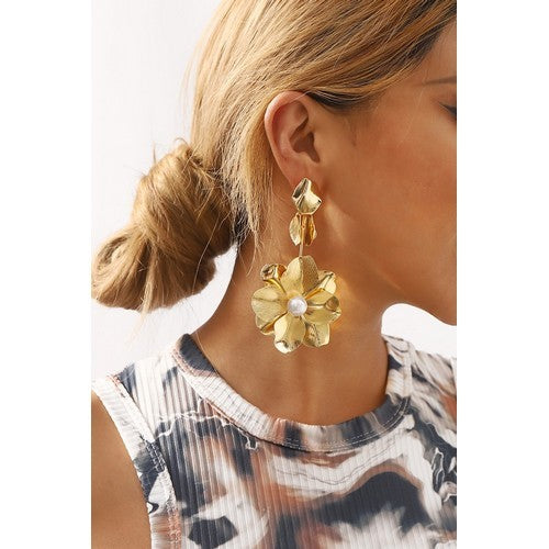 E12930 Oversize Pearl Flower Earrings