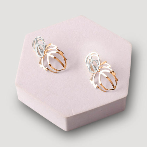 Metal Leaves Contour Curved Earring in Silver/Gold