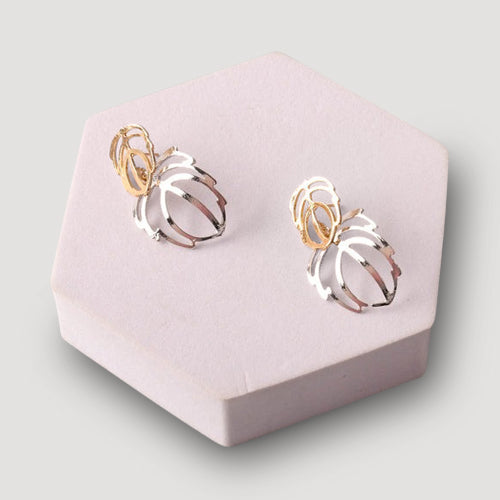 Metal Leaves Contour Curved Earring in Gold/Silver