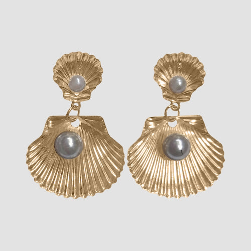 Pearl Oyster Dangle Earring in Gold