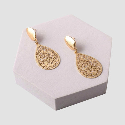 ER38596 Curly Filigree Teardrop Earring in Gold