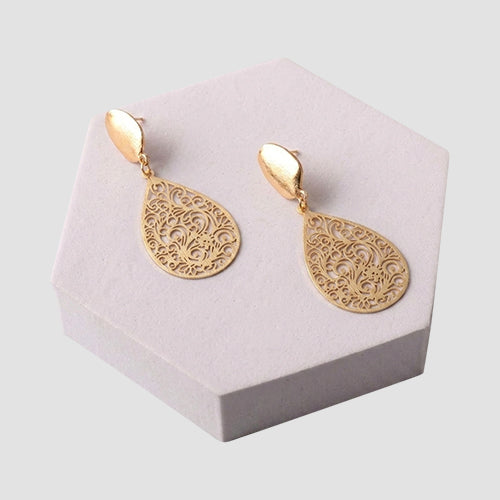 ER38596 Curly Filigree Teardrop Earring in Gold