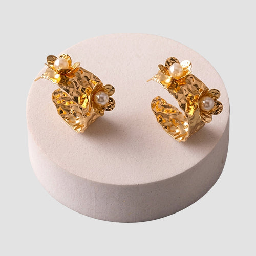 ER39017 Hammered Pearl Flower Cast Hoop Earring in Gold
