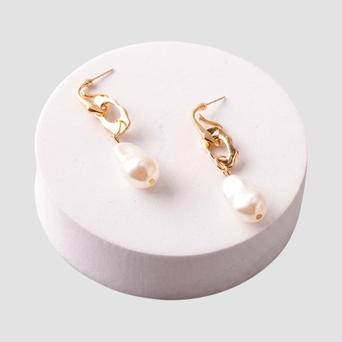 ER39798 Molten Linked Oyster Pearl Drop Earring in Gold