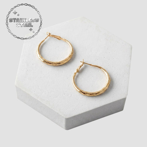 ER40004GS Stainless Steel Post Etched Graduated Hoop Earring in Gold