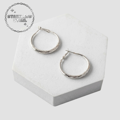 ER40004GS Stainless Steel Post Etched Graduated Hoop Earring in Silver