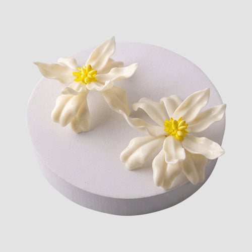 ERE3550 Statement Star Lily Oversize Earring in White