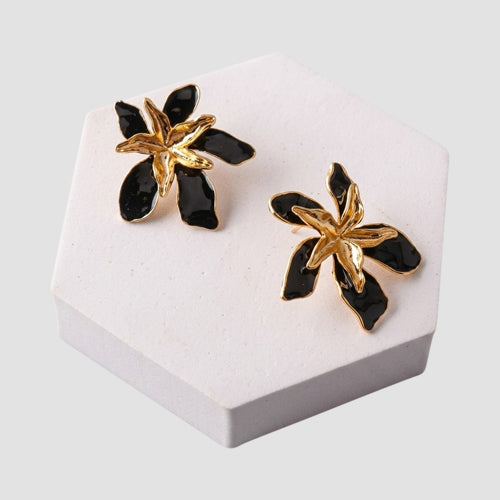 ERE3711 Sculpted Layer Star Flower Earring in Black/Gold