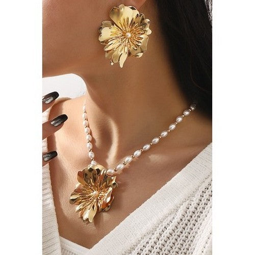 N12265 Pearl Beaded Floral Pendant Necklace in Gold