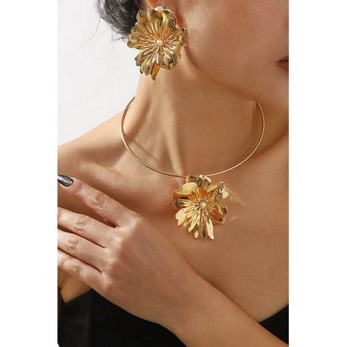 N12320 Pearl Flower Pendant Collar Necklace in Gold
