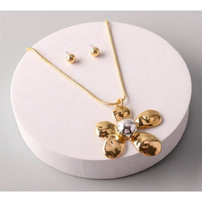 NEE5978 Hammered Statement Daisy Necklace Set in Gold